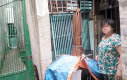 2 bà cháu nơm nớp lo khi sống cạnh căn nhà sắp sập