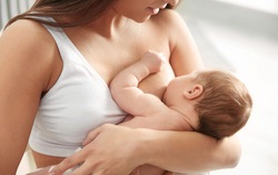 Cho con bú không khiến ngực phụ nữ chảy xệ