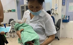 Hà Nội: Phát hiện bé sơ sinh bị bỏ rơi kiến bu đầy dưới hố ga trong nắng nóng 40 độ C
