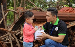 Quốc Cơ dạy con trai 4 tuổi cách san sẻ yêu thương khi cùng bố đi từ thiện