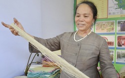 Nghệ nhân U70 chế mặt nạ dưỡng da từ tơ lụa
