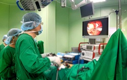 Phẫu thuật 2 trong 1 cứu sống nữ bệnh nhân 72 tuổi bị nhiễm trùng đường mật 