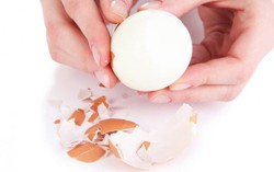 Chỉ một mẹo nhỏ trứng luộc sẽ cực dễ bong vỏ khi chạm vào