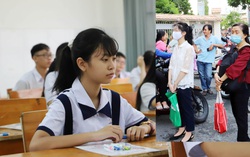 Sáng nay, hơn 82 nghìn thí sinh TPHCM chính thức “chạy đua” vào lớp 10, phụ huynh lo lắng ngóng tin con