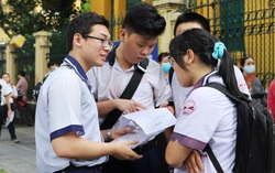 Thi vào lớp 10 ở TPHCM: Kết thúc môn tiếng Anh, thí sinh vui vẻ, phụ huynh lo con chủ quan