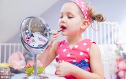 Trẻ nhỏ hay sử dụng mỹ phẩm có thể dậy thì sớm