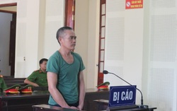 Chồng bị hàng xóm đâm chết, vợ tiều tụy đưa 3 con nhỏ đến tòa