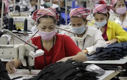 Doanh nghiệp dệt may, da giày lao đao do đại dịch: Công nhân “than trời” vì mất việc, giảm thu nhập