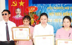 Cô gái khiếm thị tự mang ánh sáng đến cuộc đời mình