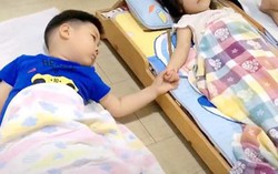 Cô gửi ảnh con gái ngủ trưa ở trường, mẹ tức giận khi nhìn hành động bé trai nằm cạnh