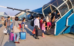 Ném điện thoại vào tiếp viên, tự ý lấy áo phao, 3 hành khách bị cấm bay 1 năm
