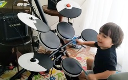 Cậu bé Brazil đánh trống điêu luyện trước khi biết nói