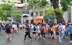 Gần 4.000 thí sinh "đội mưa" đi thi vào THPT chuyên Ngoại ngữ