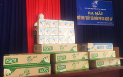 Hội phụ nữ xã lập “quầy sữa miễn phí cho người già”