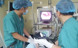 Uống nhầm dung dịch tro tàu, bé 6 tuổi phải nhập viện cấp cứu