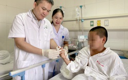 Cháu bị đứt rời chân, ông sợ quá vứt luôn đoạn chân rời xuống sông, bác sĩ bắt mò để ghép cho bé
