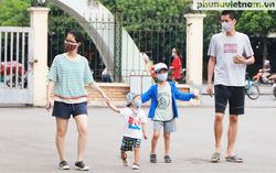 Hà Nội: Nhiều người thực hiện nghiêm đeo khẩu trang, một số quán nước vỉa hè bị xử lý