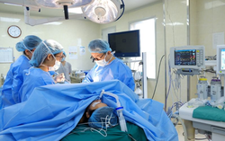 Tạo hình vùng kín cho cô gái 24 năm mắc lưỡng giới nữ giả nam