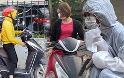 Mùa dịch, chị em ra đường với thời trang kín mít