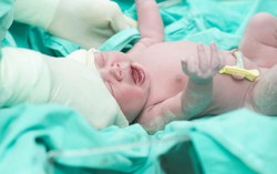 Em bé cười khi chào đời ngay lập tức bị bác sĩ tát mạnh, mẹ cám ơn rối rít