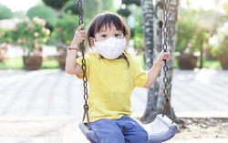 Giúp con chơi an toàn tại sân chơi công cộng trong mùa dịch