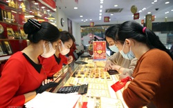 Giá vàng thế giới lại tăng, thị trường trong nước có còn "lệch sóng"?