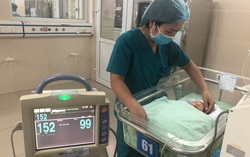Theo dõi tình trạng nhiễm khuẩn của bé sơ sinh bị bỏ rơi trong khe tường