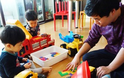 Số nam giới Hàn Quốc ở nhà chăm sóc con tăng mạnh