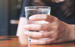 Nhiều người có thói quen uống nước kiểu “hủy hoại” thận mà không biết