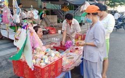 TPHCM: Thị trường vàng mã Rằm tháng 7 đìu hiu vì Covid-19