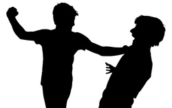 Người đàn ông bị vợ và con trai trói tay, cầm dép đánh liên tiếp vào mặt