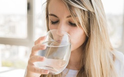 Uống nước ấm và nước lạnh đem lại lợi ích như thế nào cho sức khỏe