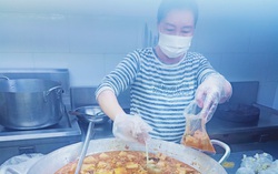 Chị em lại “tay xách nách mang” cơm nước hỗ trợ khu cách ly vì dịch Covid-19