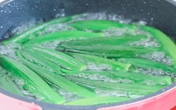 Muốn đậu bắp luôn xanh, không nhớt, khi luộc chị em đừng dại làm điều này