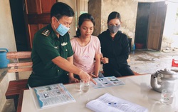 Bộ đội biên phòng Cửa khẩu Cầu Treo đến từng hộ gia đình tuyên truyền phòng chống dịch  