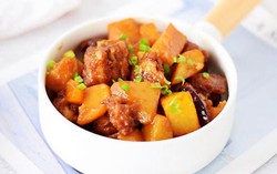 Làm nồi sườn kho khoai tây đậm đà, mềm ngon, cả nhà đều thích