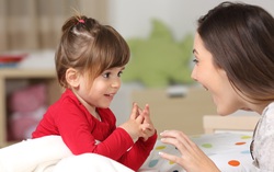 Giúp trẻ nhút nhát trở thành “diễn giả” tự tin