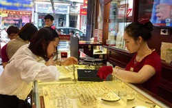 Giá vàng thế giới giảm, trong nước chiều mua vào vẫn hơn 56 triệu đồng/lượng
