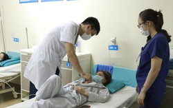 Tự điều trị ung thư vú bằng đắp lá thuốc, nữ bệnh nhân bị hoại tử, lở loét vùng ngực