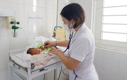 Mẹ dùng thanh nứa cắt dây rốn khi tự sinh con, 3 ngày sau bé bị co giật