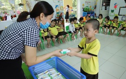Quan tâm đến dinh dưỡng cho học sinh trong mùa dịch, nhiều trường triển khai chương trình sữa học đường