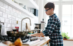 Để con tuổi teen hợp tác hơn khi làm việc nhà