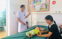 Bé 2 tuổi ăn phải hóa chất diệt kiến vì nghĩ là kẹo