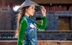 Áo dài hoa sen thanh nhã, kiêu kỳ bên Đại Nội Huế