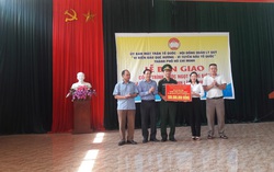 Mang nước sạch lên cho đồng bào và bộ đội biên giới Bắc Xa