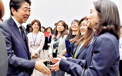 “Nền kinh tế phụ nữ” - Di sản quý của Thủ tướng Nhật Bản Shinzo Abe
