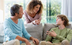 Bố mẹ đối mặt với việc con thú nhận đồng tính như thế nào?
