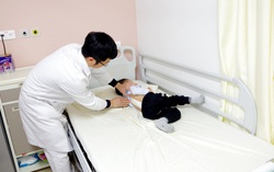 Phẫu thuật thành công cho bé 3 tuổi bị cong vẹo cột sống