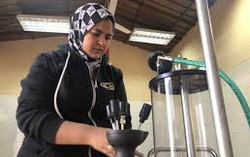 Nữ thợ máy sửa chữa ô tô đầu tiên ở Ai Cập