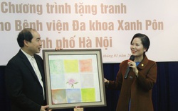 Tặng tranh cho bệnh viện để tiếp thêm niềm tin chiến thắng bệnh tật